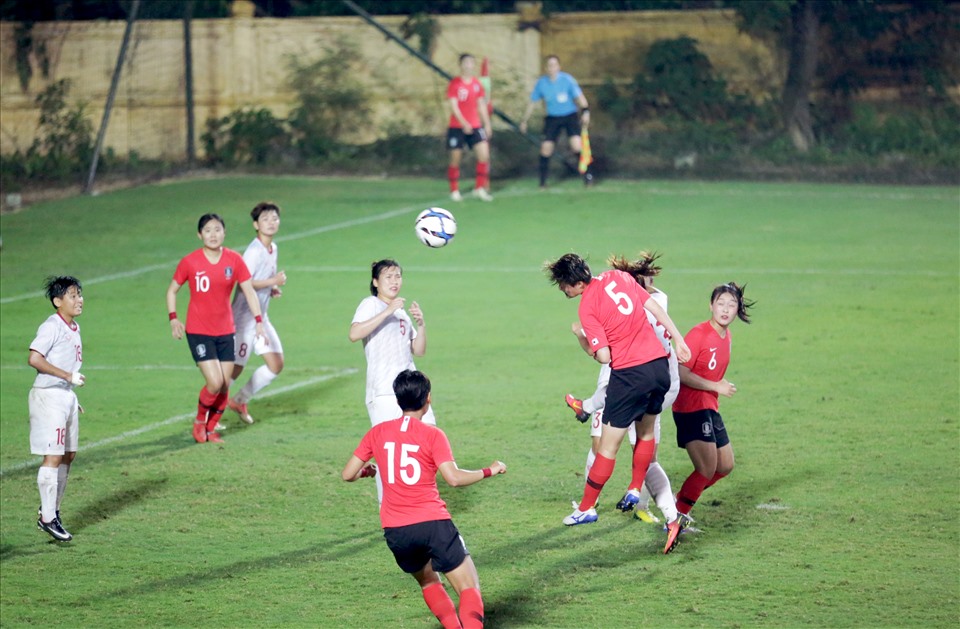 Đội tuyển nữ Việt Nam sẽ đối đầu với Hàn Quốc, Nhật Bản và Myanmar tại vòng bảng Asian Cup nữ 2022. Các cô gái áo đỏ phải hạn chế bàn thua tối đa và thắng Myanmar đậm nhất có thể. Ảnh: Hoài Thu