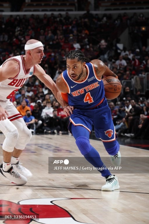 Derrick Rose đi bóng qua Alex Caruso. Ảnh: AFP