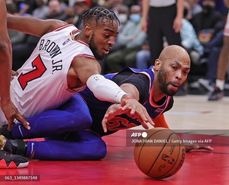 Trent Brown Jr. (trái) của Bulls tranh bóng cùng Taj Gibson của Knicks. Ảnh: AFP