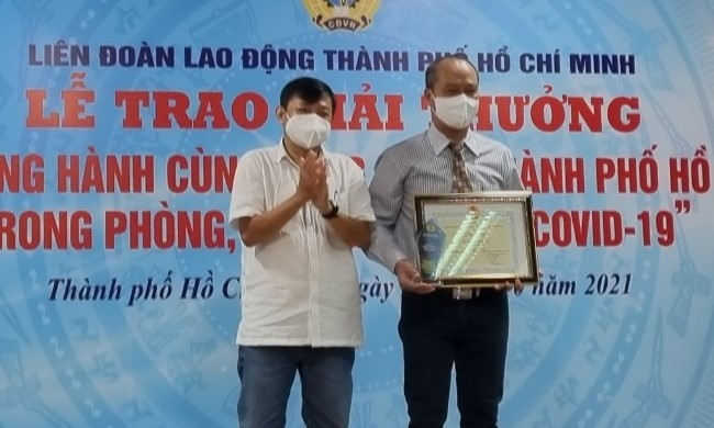 Phóng viên Nam Dương (bên phải) của Báo Lao Động nhận giải thưởng. Ảnh: Đức Long
