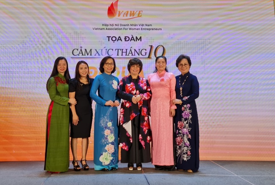 Bà Đỗ Thị Thu Thảo, Phó Chủ tịch Hội Liên hiệp Phụ nữ Việt Nam (thứ hai từ phải sang), doanh nhân Thái Hương (thứ ba từ phải sang) và lãnh đạo Hiệp hội Nữ doanh nhân Việt Nam.