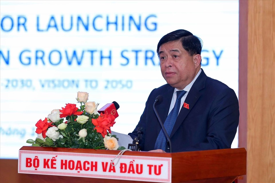 Bộ trưởng Bộ KHĐT Nguyễn Chí Dũng nêu 4 mục tiêu của tăng trưởng xanh. Ảnh: N.T