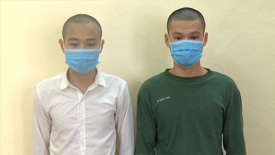 Bùi Mong Ước (trái) và Quách Văn Minh (phải) bị bắt giữ tại cơ quan điều tra, về hành vi trộm cắp tài sản. Ảnh: CATH