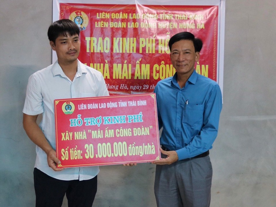 Phó Chủ tịch LĐLĐ tỉnh Thái Bình - Nguyễn Thanh Bình trao kinh phí hỗ trợ xây nhà cho đoàn viên Đỗ Văn Mạnh. Ảnh: B.M