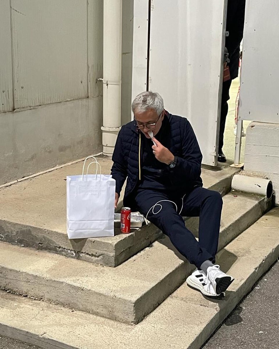 Huấn luyện viên Jose Mourinho say sưa dùng bữa bên ngoài sân trong trận đấu giữa AS Roma và Cagliari. Ảnh: Instagram