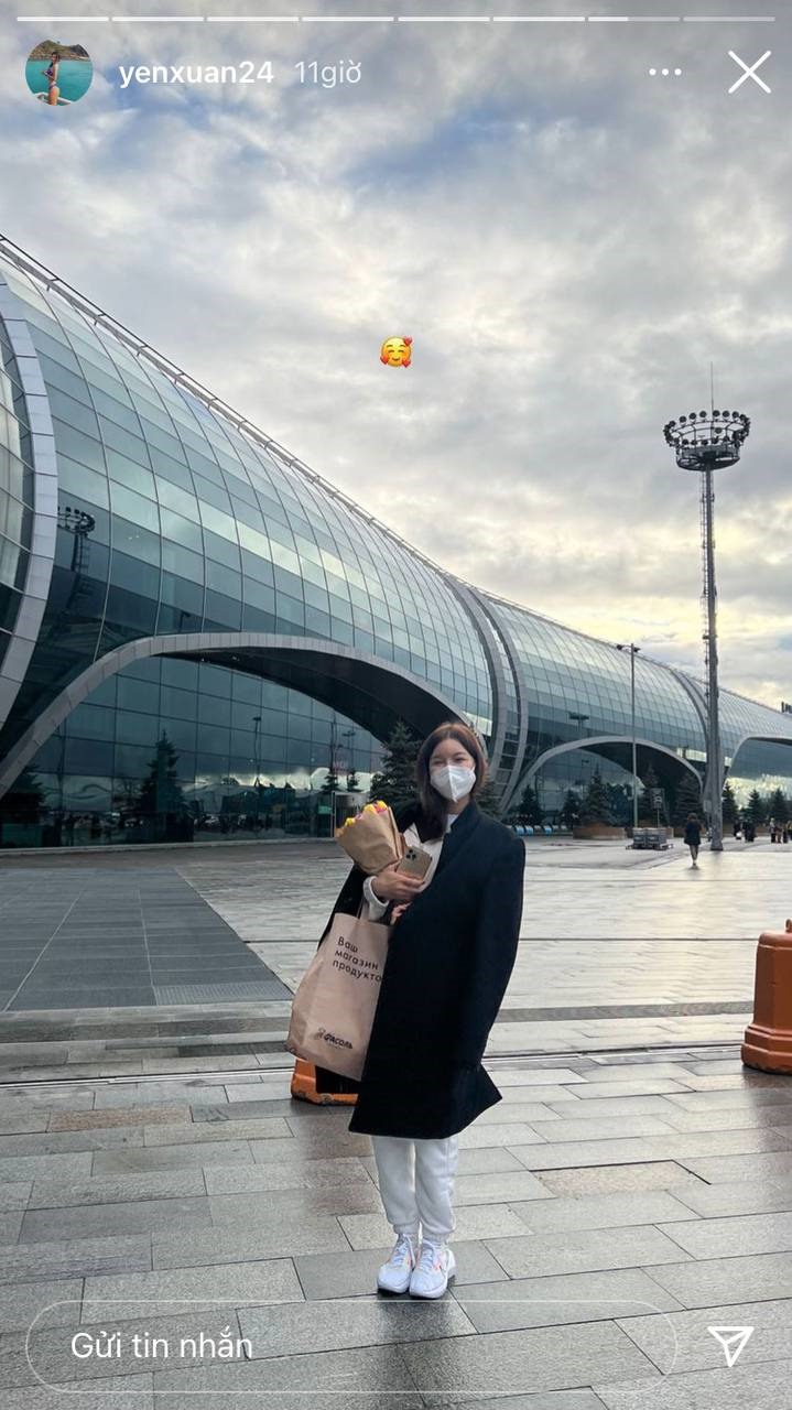 Yến Xuân chụp ảnh sau khi hạ cánh xuống nước Nga. Ảnh: Instagram