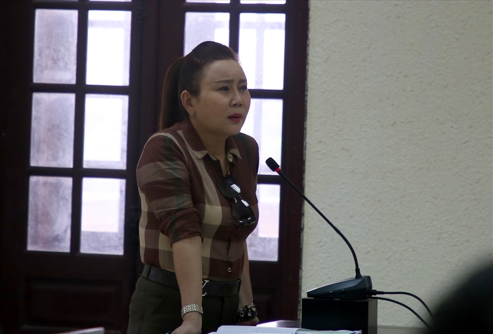 Bà Nguyễn Thị Tuyết Mai nói tại phiên xét xử sơ thẩm, rằng kết luận điều tra quy chụp, vu khống bà không có tội thành có tội. Ảnh: Hưng Thơ.