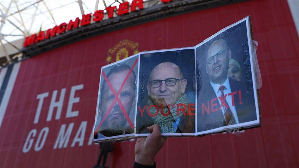 Người hâm mộ Man United chưa bao giờ chào đón những ông chủ đến từ bên kia đại dương. Ảnh: Daily Mail