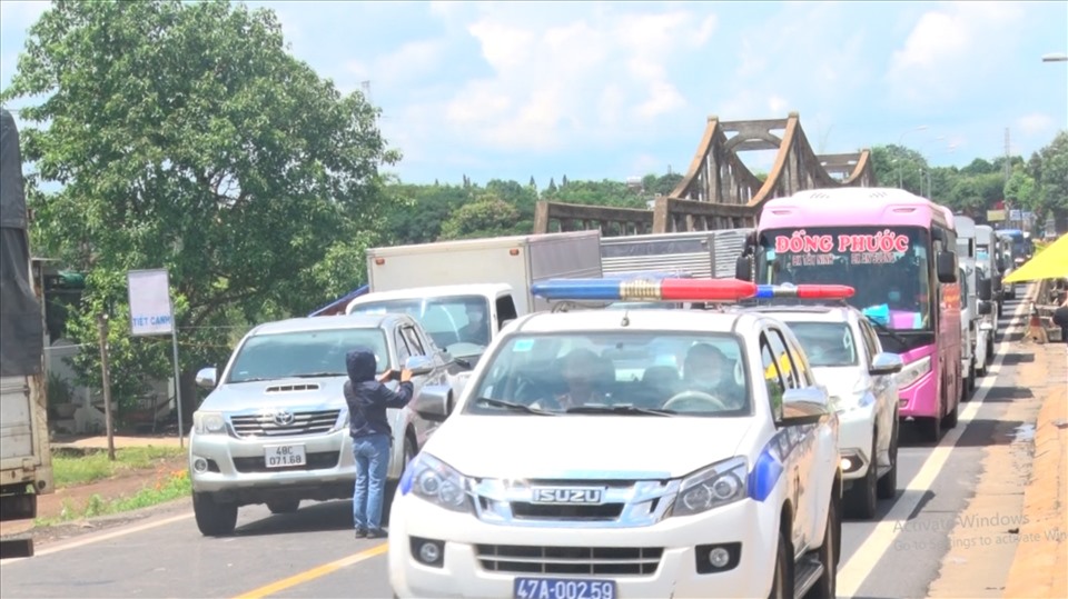 Các phương tiện lưu thông qua chốt kiểm soát ở cầu 14 (giáp ranh 2 tỉnh Đắk Lắk và Đắk Nông). Ảnh: B.T