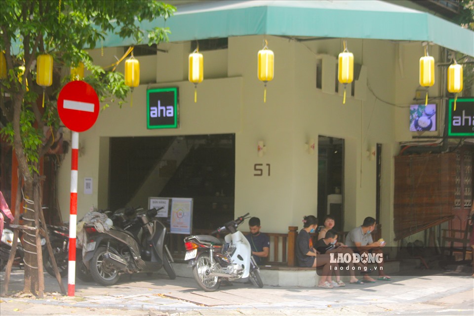 Khi quán đóng cửa, bậc thềm bên ngoài ở một số quán trở thành chỗ ngồi của những người mua cà phê từ nơi khác đến.