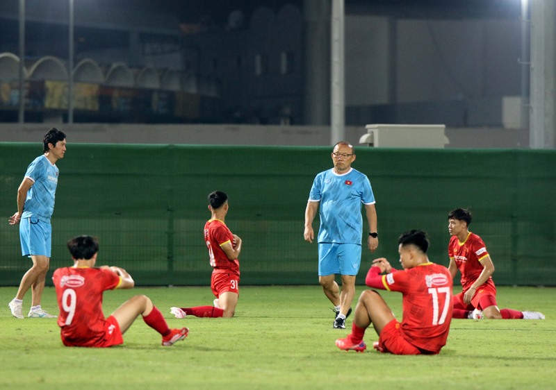 Ông Park và tuyển Việt Nam tại UAE chuẩn bị đấu tuyển Trung Quốc. Ảnh: VFF
