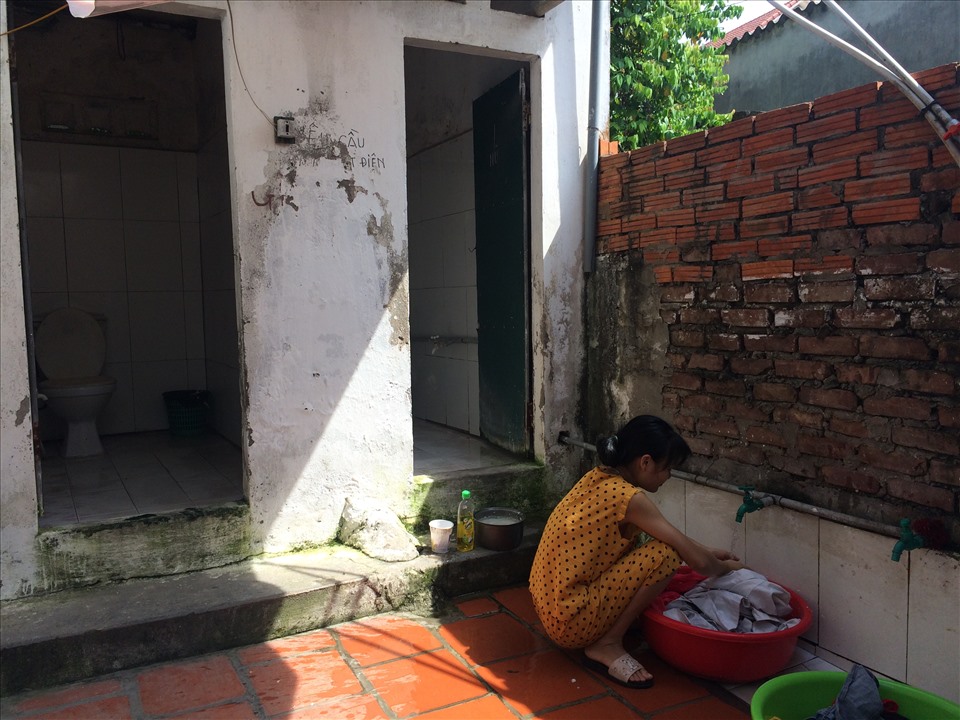 Rất nhiều phòng trọ tại xã Kim Chung, huyện Đông Anh, Hà Nội không có nhà vệ sinh khép kín, nên công nhân phải sử dụng nơi vệ sinh, giặt giũ, tắm giặt... chung. Ảnh: Bảo Hân