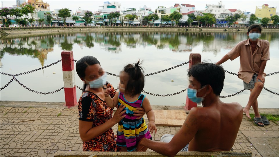 Tại một số nơi, dù không có việc cần thiết, nhưng nhiều người dân vẫn tập trung để tán gẫu.