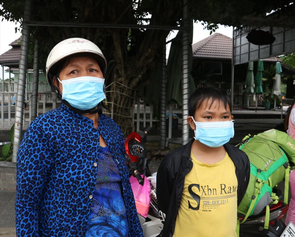 Đây là mẹ con bà (Huỳnh Thị Hiền, 56 tuổi) cho biết, cả nhà lên đây 3 người, chị bán hàng rong nhưng hiện tại đã hết tiền chi tiêu nên hai mẹ con quyết định về quê An Giang trước, con gái vẫn ở lại đây.