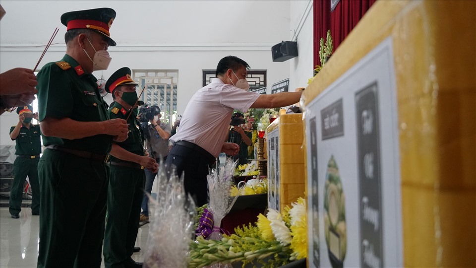 Đồng chí Dương Tấn Hiển, Ủy viên Ban Thường vụ Thành ủy, Phó Chủ tịch Thường trực UBND thành phố thắp hương cho các bệnh nhân tử vong vì nhiễm COVID-19 ở TP Hồ Chí Minh.