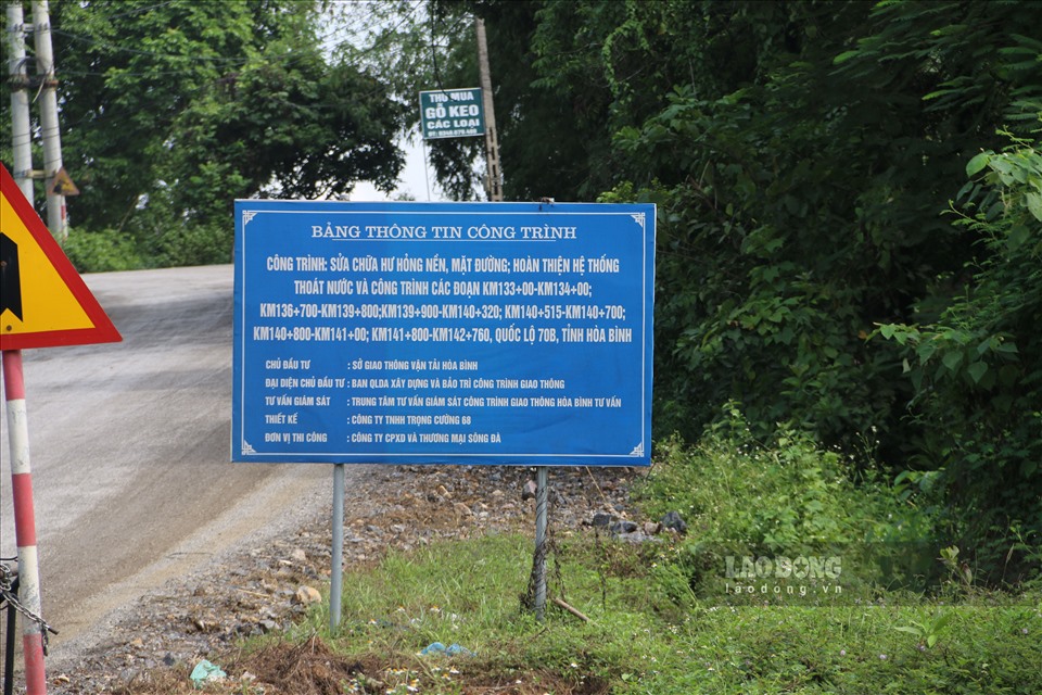 QL 70B là tuyến đường nối TP Hòa Bình và tỉnh Phú Thọ, trên địa phận tỉnh Hòa Bình có chiều dài 10,04 km. Lần sửa chữa này kỳ vọng sẽ giúp giao thông phát triển, tuy nhiên quá trình các nhà thầu thi công đang gây rất nhiều phiền toái cho những người sống ngay cạnh tuyến đường. Ảnh: Trần Trọng.