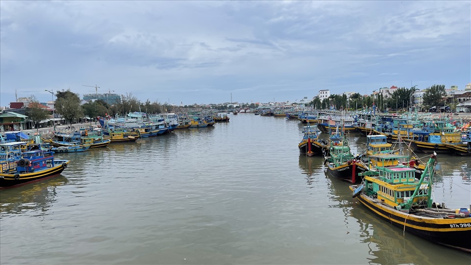Khu vực tài thuyền neo đậu gần cảng cá Phan Thiết. Ảnh: Phạm Duy