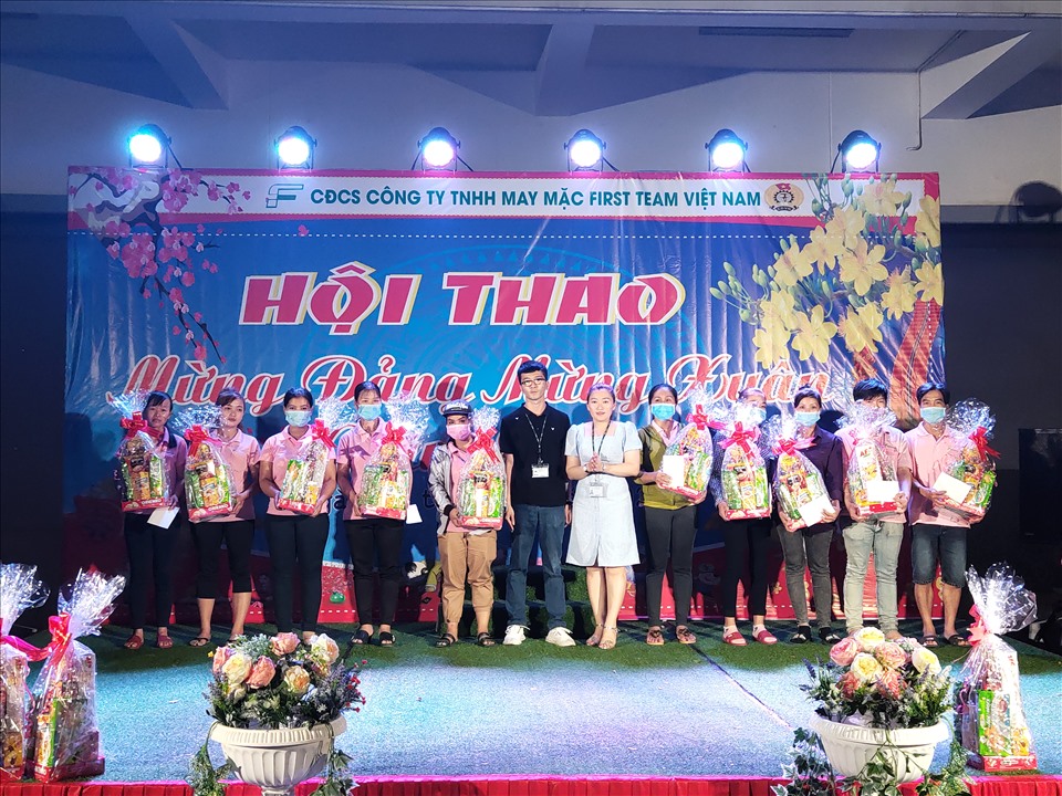Công đoàn cơ sở Công ty May mặc First Team Việt Nam trao quà cho đoàn viên, người lao động nhân dịp Tết Nguyên đán Tân Sửu (ảnh chụp lúc dịch bệnh chưa bùng phát)