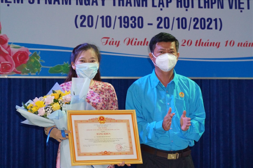 Ông Trần Lê Duy- Chủ tịch Liên đoàn Lao động tỉnh Tây Ninh trao bằng khen của Thủ tướng Chính phủ cho chị Nguyễn Thị Quỳnh Giao
