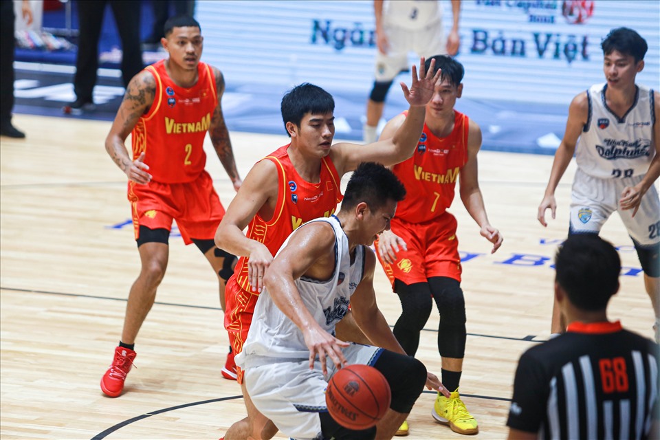 Tuyển bóng rổ Việt Nam (áo đỏ) có trải nghiệm quý giá khi tham dự VBA 2021. Ảnh: VBA