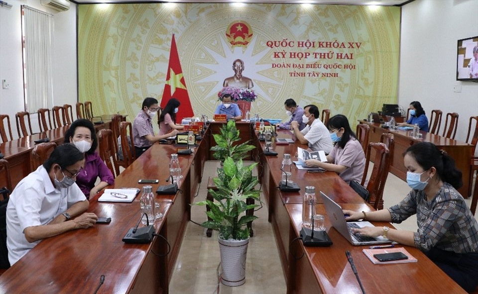 Các đại biểu Quốc hội tỉnh Tây Ninh và đại biểu thảo luận trực tuyến tại điểm cầu tỉnh Tây Ninh