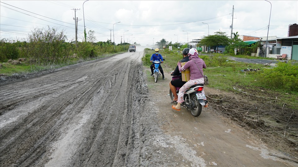 Chị Đỗ Thị Trang (32 tuổi, quận Cái Răng) thường xuyên di chuyển qua tuyến đường 1A, chia sẻ, mỗi khi chị qua đoạn đường này đều phải đi chậm hết mức. Đặc biệt là khi trời mưa, những ổ voi này sẽ như cái hồ, rất dễ xảy ra tai nạn.