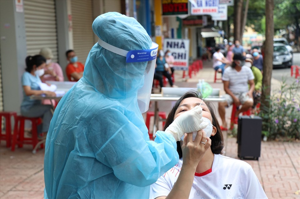 Lực lượng y tế tỉnh Đắk Lắk test nhanh COVID-19 cho người dân tại một ổ dịch tại TP.Buôn Ma Thuột. Ảnh: B.T