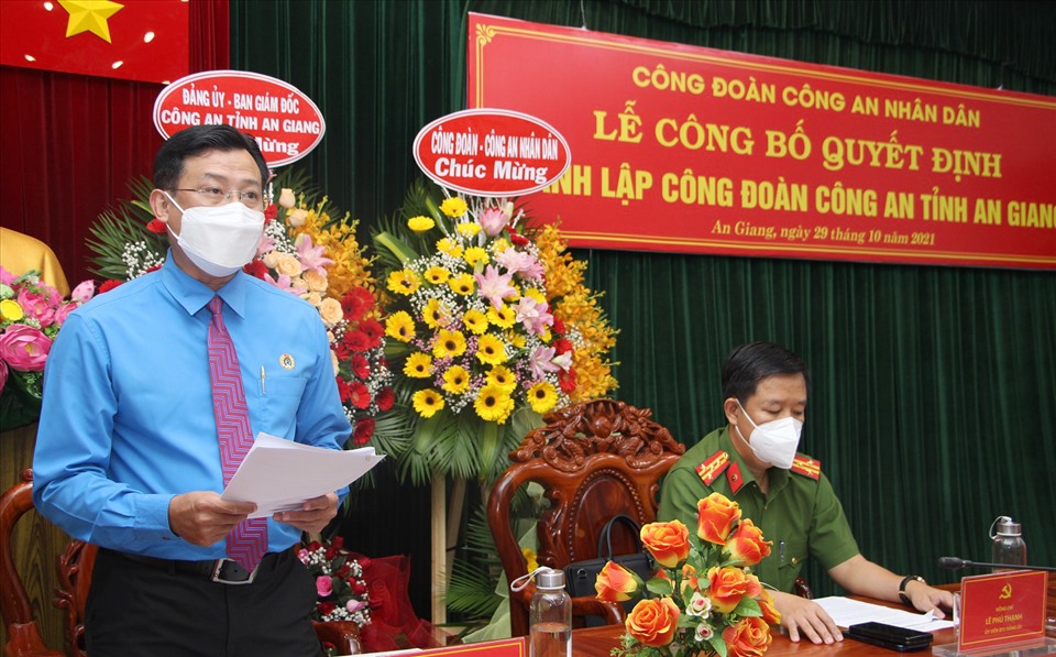 Phó Chủ tịch LĐLĐ tỉnh An Giang phát biểu tại buổi lễ thành lập Công đoàn Công an tỉnh An Giang. Ảnh: BT