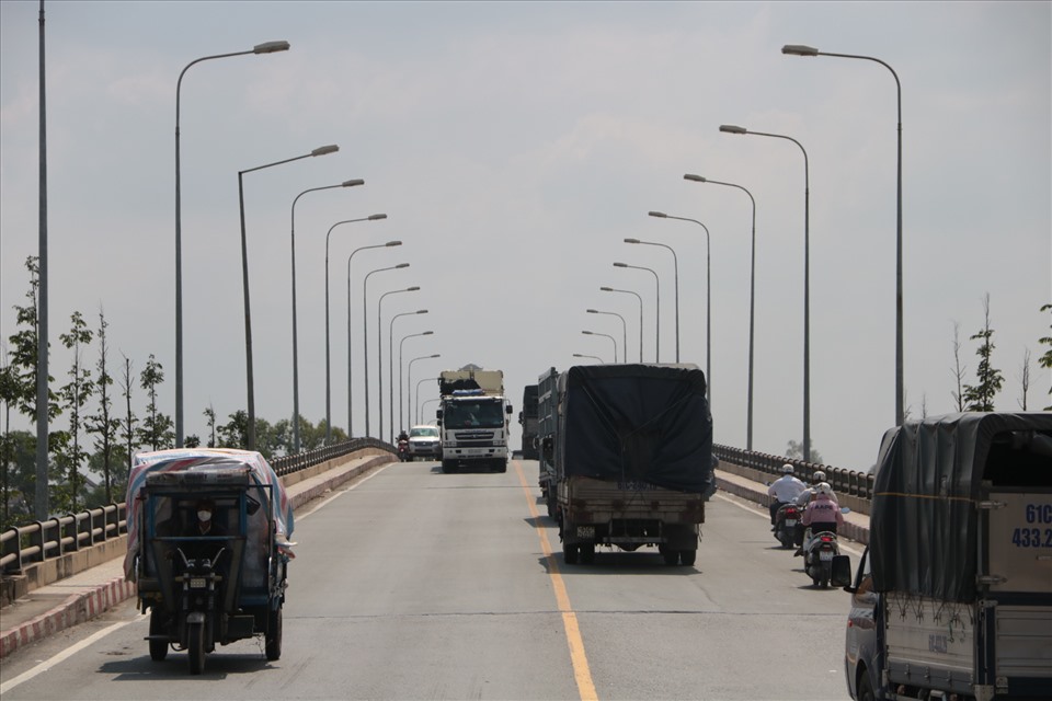 Từ hôm nay, các phương tiện tự do lưu thông qua cầu Phú Cường nối Bình Dương và TP.HCM. Các chốt kiểm soát liên tỉnh khác cũng sẽ bắt đầu được gỡ bỏ.