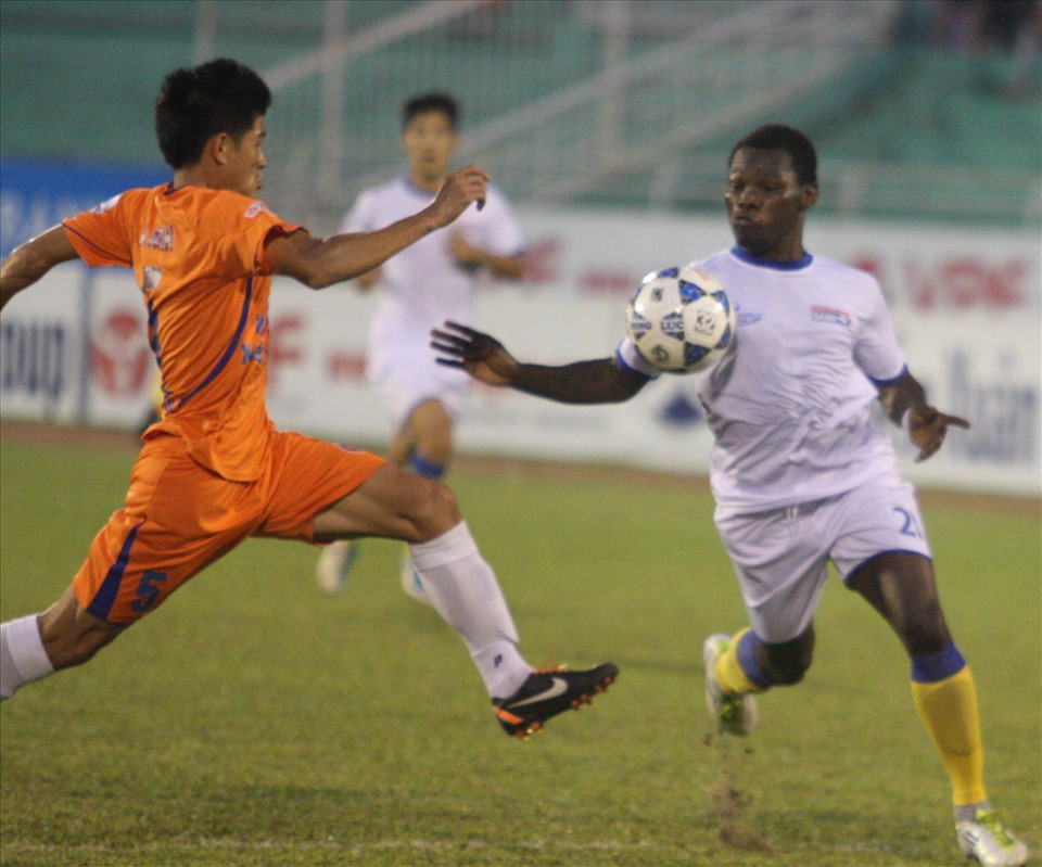 K.Kiên Giang: Đội bóng miền Tây Nam Bộ giành quyền lên chơi V.League từ năm 2012. Với nhà tài trợ là một ngân hàng, Kiên Giang đã chuyển đổ mô hình hoạt động, thi đấu thành công để trụ hạng V.League 2012. Nhưng sang năm 2013, câu lạc bộ bắt đầu đi xuống, khi liên tục nợ lương cầu thủ, khiến họ phải đình công. Kết thúc V.League 2013, K.Kiên Giang tuyên bố giải thể, khiến các cầu thủ mất đi một số tiền lớn, hệt như Than Quảng Ninh lúc này. Ảnh: Nguyễn Việt.