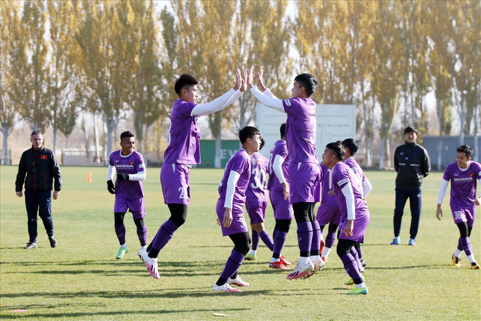 U23 Việt Nam thực hiện các bài tập rèn luyện thể trước khi chia đội để thi đấu đối kháng. Ảnh: VFF