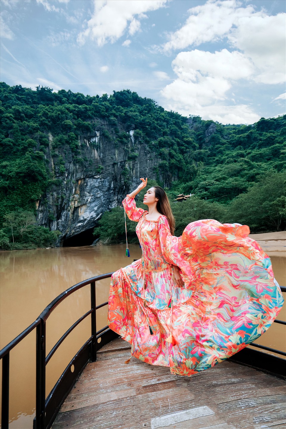 Á hậu Hoàng My, người đã đại diện cho Việt Nam tại nhiều cuộc thi sắc đẹp quốc tế, là một trong những quý cô được yêu thích và có lượng fan hâm mộ đông đảo. Hãy khám phá vẻ đẹp và phong cách độc đáo của cô ấy trong bộ sưu tập ảnh của chúng tôi.