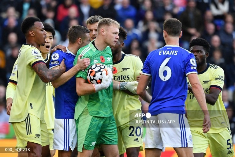 Ramsdale chuyển đến Arsenal từ Sheffield United đầu mùa với giá 30 triệu bảng. Sau những trận khởi đầu chệch choạc, thủ môn đang khoác áo tuyển Anh đã chiếm vị trí số 1 trong khung gỗ Arsenal. Ngoài những pha cứu thua xuất sắc, Ramsdale còn ra vào rất hợp lý, chơi chắc chắn và an toàn.