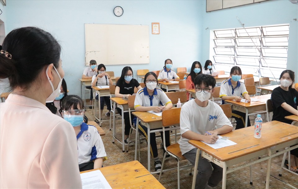 Đây là không gian lớp học ở trường THPT Nguyễn Trãi, P.Lái Thiêu, TP.Thuận An ngày 31.10. Hôm nay sau 5 tháng xa trường liên tục các em được trở lại lớp để chuẩn bị việc tiêm vaccine.