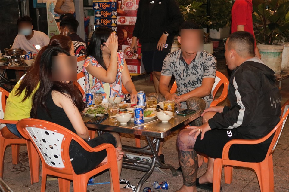Thực khách “xả láng” bia vào đêm 28.10 tại phố ẩm thực Vĩnh Khánh dù chưa được phép. Ảnh: HC