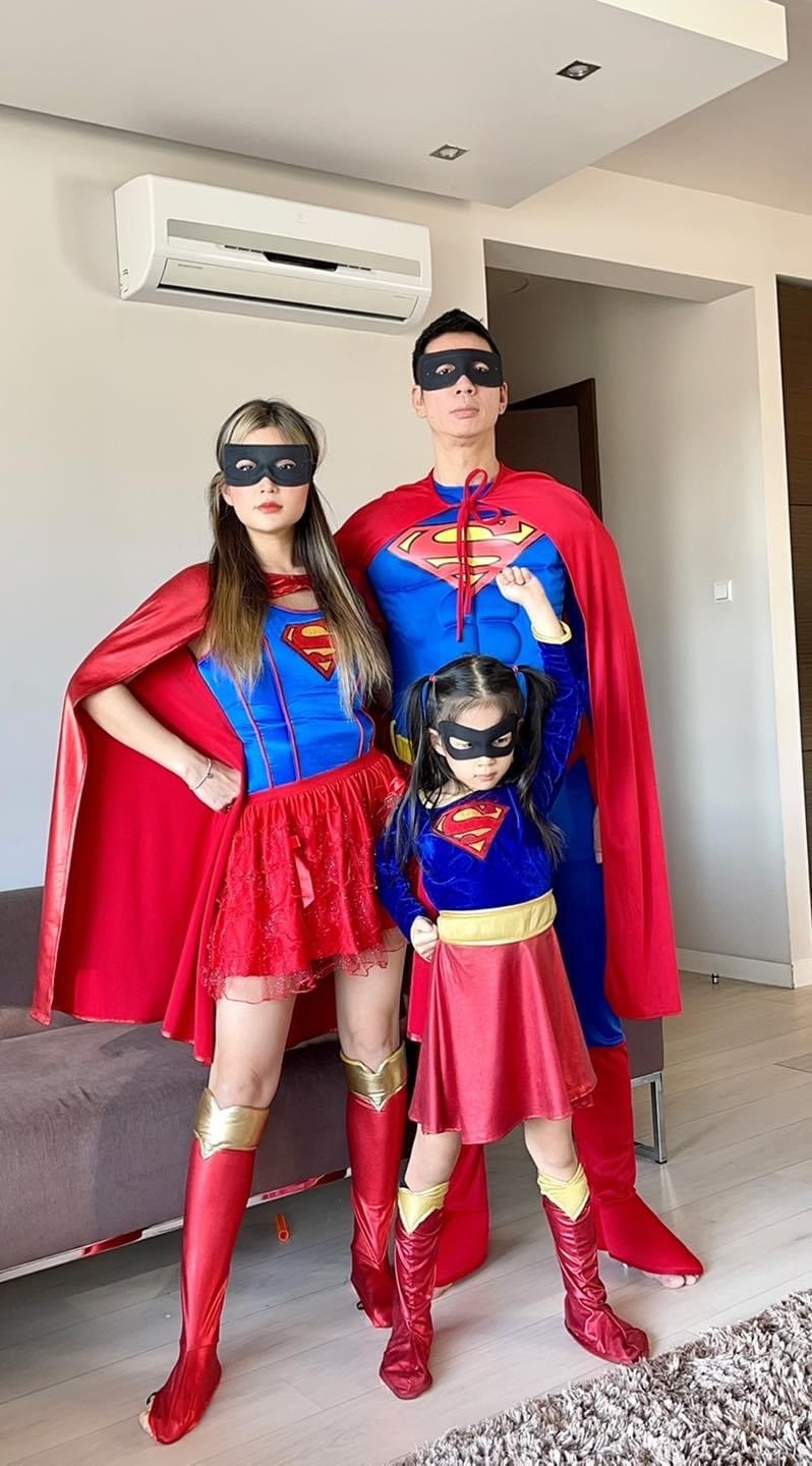 Gia đình Á hậu Diễm Trang cũng đầu tư trang phục của siêu nhân Super Man. Cô chia sẻ đây là lần đầu cả gia đình quây quần để đón Halloween. Ảnh: NV.