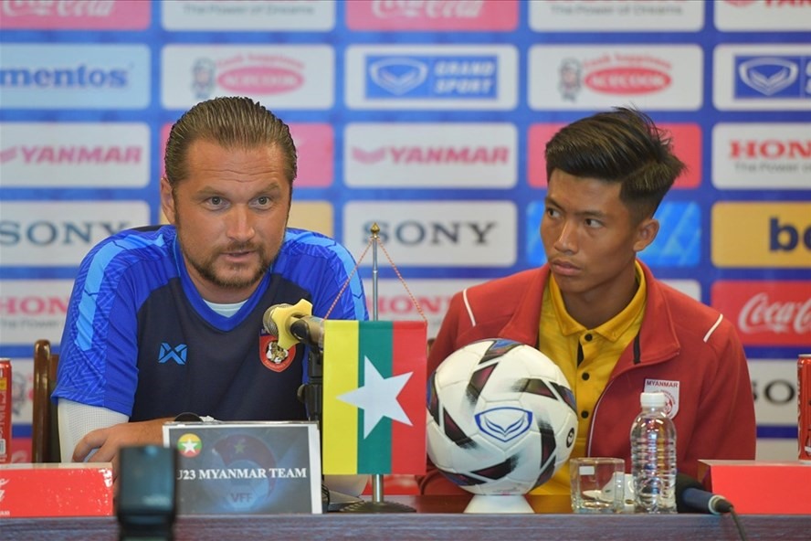 Huấn luyện viên Popov bị tước quyền chỉ đạo U23 Myanmar trong trận gặp U23 Việt Nam. Ảnh: S.T