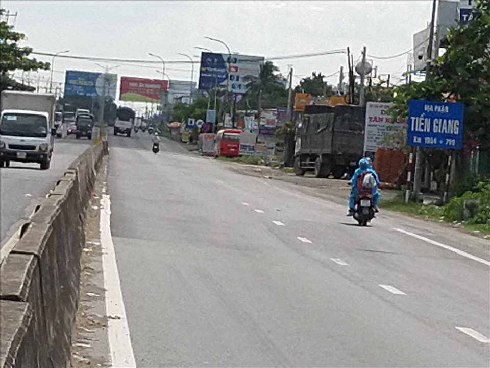 Nơi giáp ranh Long An - Tiền Giang trên Quốc lộ 1 không còn trạm kiểm dịch. Ảnh: K.Q