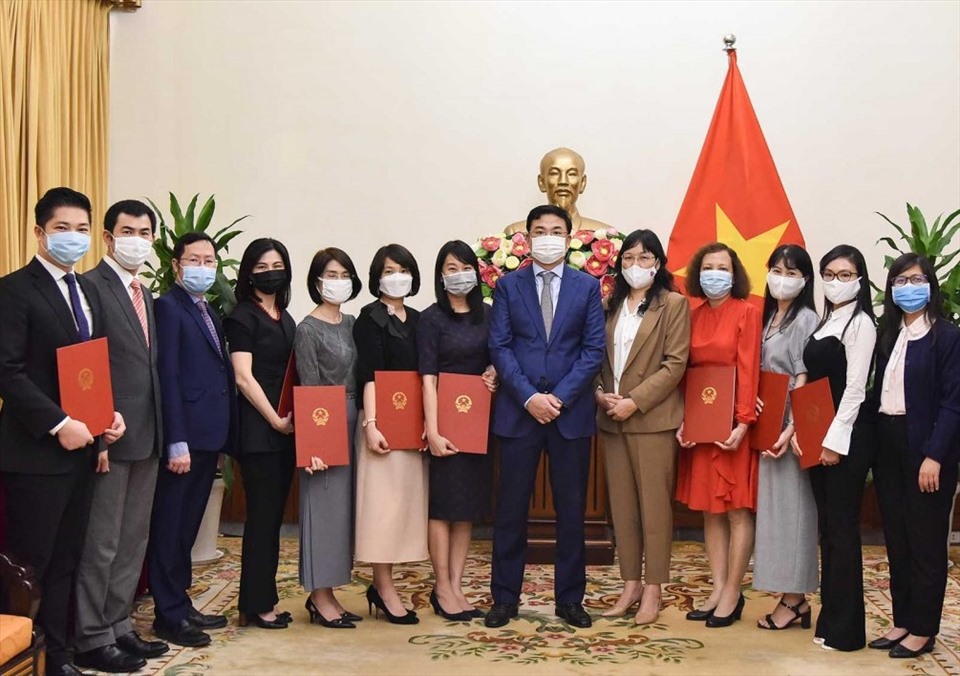 Thứ trưởng Bộ Ngoại giao Phạm Quang Hiệu trao quyết định và chúc mừng các cán bộ được điều động, bổ nhiệm giữ chức vụ mới.