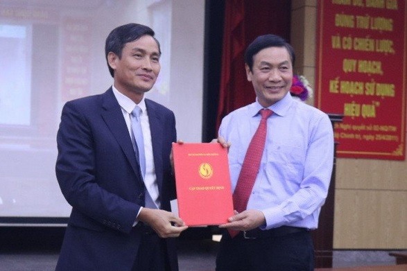 Thứ trưởng Trần Quý Kiên trao quyết định cho ông Nguyễn Xuân Trường.
