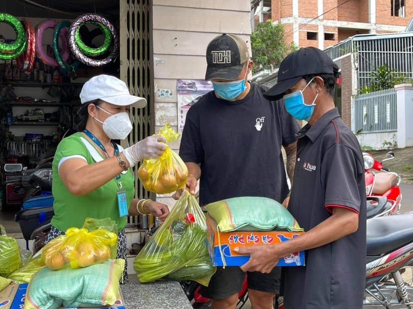 Trương Đình Hoàng hỗ trợ vận chuyển nhu yếu phẩm đến những gia đình gặp khó khăn do dịch COVID-19. Ảnh: FBNV.