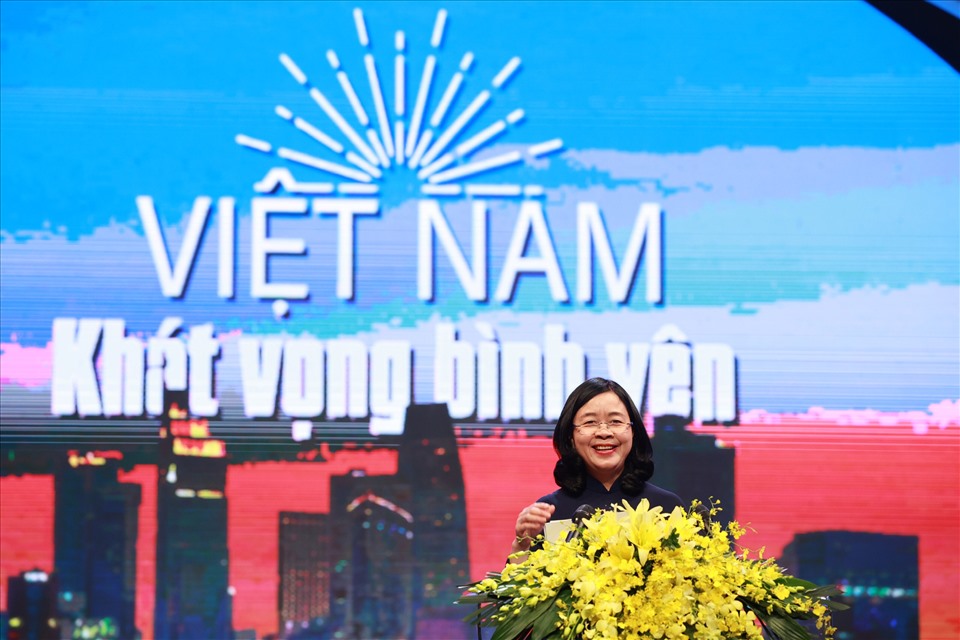 Bà Bùi Thị Minh Hoài - Bí thư Trung ương Đảng, Trưởng Ban Dân vận Trung ương phát biểu tại chương trình. Ảnh: Hải Nguyễn
