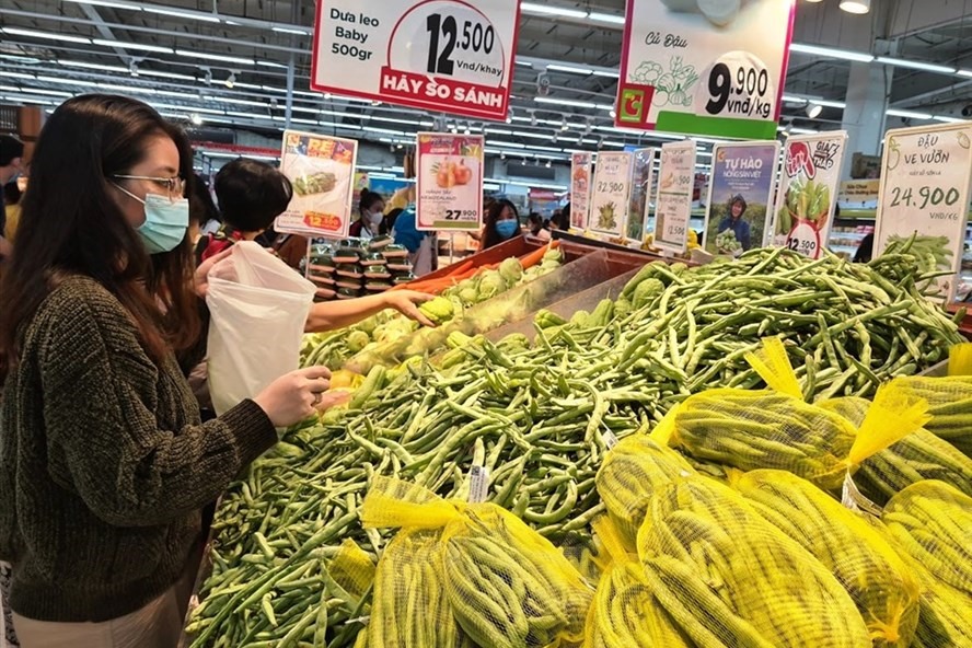 Do ký hợp đồng “bao tiêu” từ trước, nên giá rau xanh tại một số siêu thị lớn “mềm” hơn vì mua với mức giá ổn định. Ảnh: Vũ Long