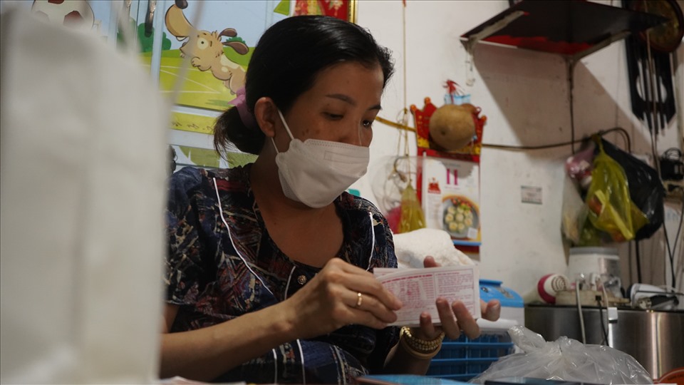 Nhằm kiếm thêm nguồn thu nhập góp phần vào những bữa cơm dinh dưỡng cho người dân, chị Phước bắt tay vào bán vé số online.