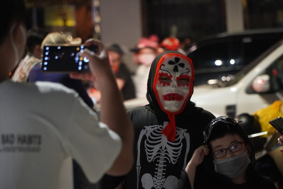 Vì là ngày lễ Halloween, nên nhiều người cũng hoá trang thành nhiều nhân vật trong các bộ phim kinh dị khi xuống phố.