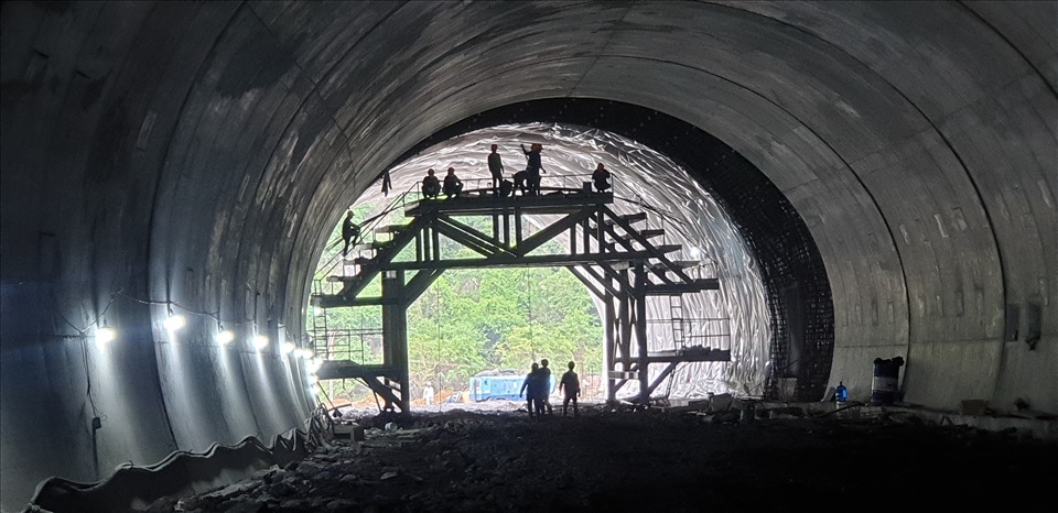 Các công nhân đang chuẩn bị công đoạn cuối cùng để đổ bê tông vỏ hầm phía đầu ra ống hầm tại địa phận Cẩm Phả. Ảnh: Nguyễn Hùng