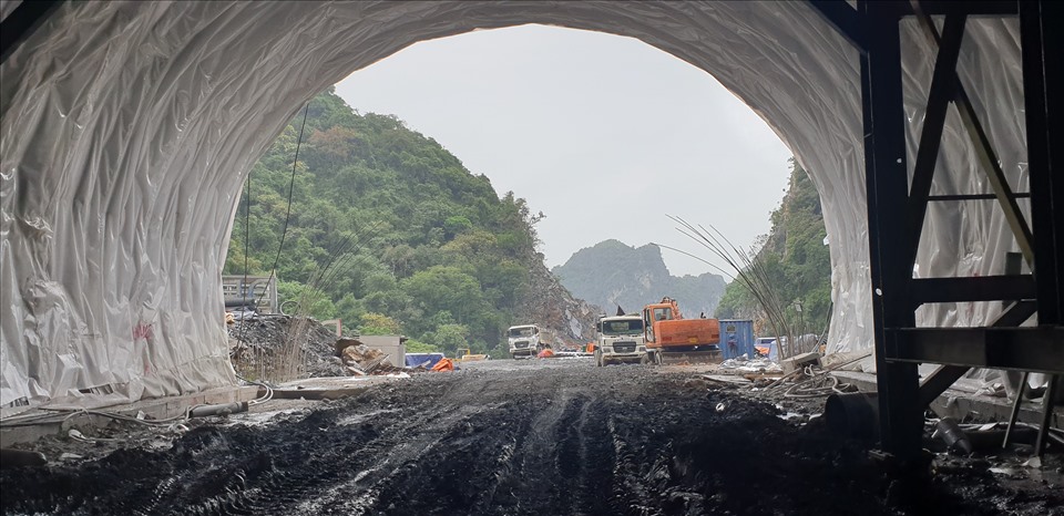 Cửa ra ống hầm từ Cẩm Phả đi Hạ Long. Ảnh: Nguyễn Hùng
