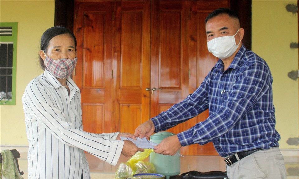 Trao quà của các nhà hảo tâm hỗ trợ chị Nguyễn Thị Tuyết thông qua Quỹ Tấm lòng Vàng. Ảnh: Quang Đại