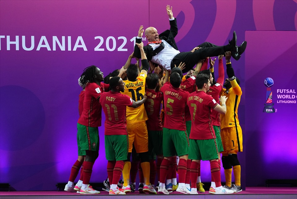 Huấn luyện viên Braz Jorge đi vào lịch sử futsal Bồ Đào Nha khi giúp tuyển futsal nước này lần đầu tiên vô địch FIFA Futsal World Cup. Ảnh: FIFA