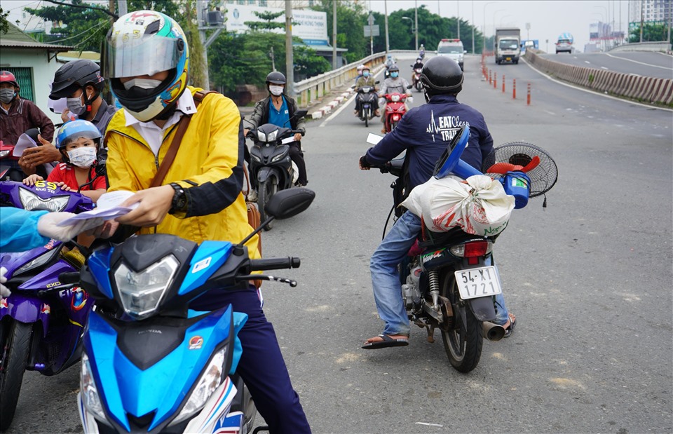 Cũng không được qua chốt, ông Nguyễn Kẹo, ngụ tỉnh Bình Dương cho biết “Tôi ở cổng chào Bình Dương đây đi qua TP rút tiền về sống mà phải cần giấy xét nghiệm âm tính mà tôi tìm điểm test không có. Giờ tôi phải năn nỉ các anh để tôi được qua rút tiền về sống“.